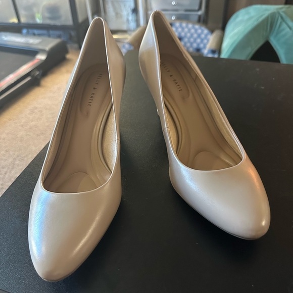 Kelly & Katie Genna Pumps - Picture 2 of 5